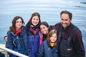 Amyr Klink com sua esposa e filhas no barco