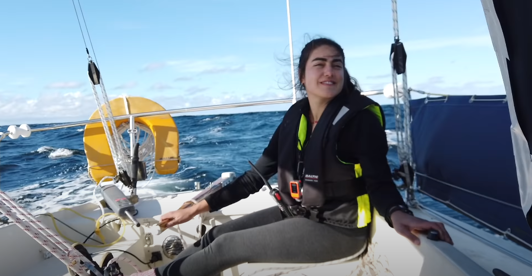 Tamara está guiando o motor seu barco à vela