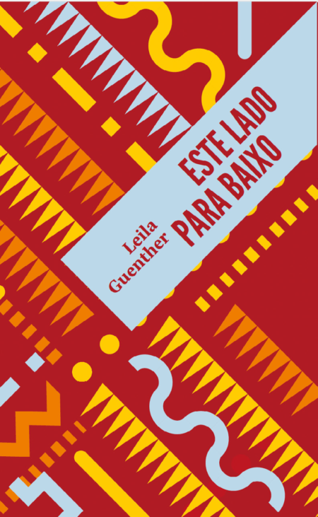 Capa do livro Este Lado Para Baixo, de Leila Guenther, publicado pela Editora Peirópolis. A capa tem um fundo vermelho vibrante com padrões geométricos em amarelo, laranja e azul-claro, incluindo triângulos, linhas onduladas e formas abstratas. O título Este Lado Para Baixo aparece em letras vermelhas sobre uma faixa diagonal azul-clara que cruza a capa, e o nome da autora, Leila Guenther, está posicionado na mesma faixa, mas em um tamanho menor. O design dinâmico e assimétrico cria uma sensação de movimento e intensidade.