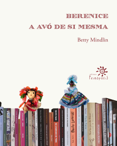 Capa do livro Berenice: a avó de si mesma, de Betty Mindlin. O fundo é bege claro, com o título em letras vermelhas no canto superior direito. Abaixo, o nome da autora também em vermelho. Na parte inferior, há uma fileira de livros vistos de frente, sobre a qual estão duas bonecas artesanais coloridas: uma boneca de fita e uma baiana de vestido estampado. No canto direito aparece o logotipo da Editora Peirópolis em vermelho.